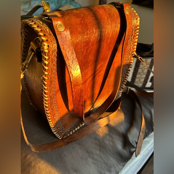 100% Handmade Floral carved Leather Bag - Picture 7 of 12